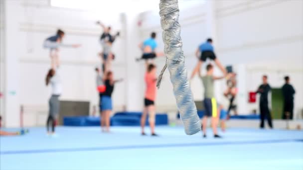 Une vue rapprochée de la corde dans la salle de gym acrobatique . — Video