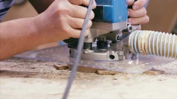 Carpintero macho que trabaja con fresadora para cortar figuras detalle madera — Vídeos de Stock