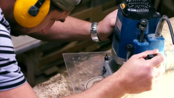 Tischler arbeitet mit Fräsmaschine zum Schneiden von Figuren aus Holz — Stockvideo