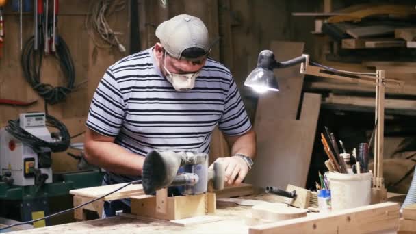 Artisan travaillant avec une rectifieuse à l'atelier du bois . — Video