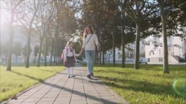 Anne ve küçük kız üniformalı olarak sabahları okula gidiyorlar..