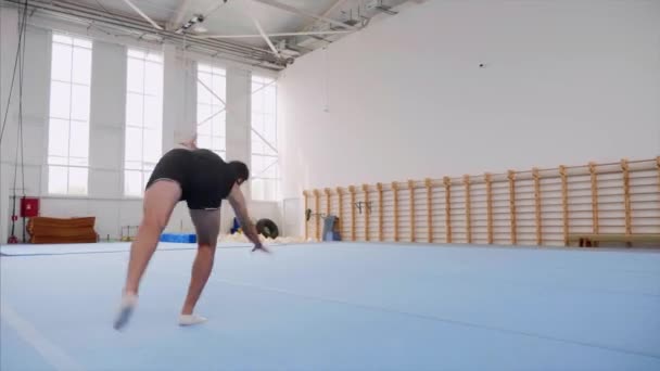 Un sportif fait une roue et un double dos flip et atterrit, steadicam . — Video