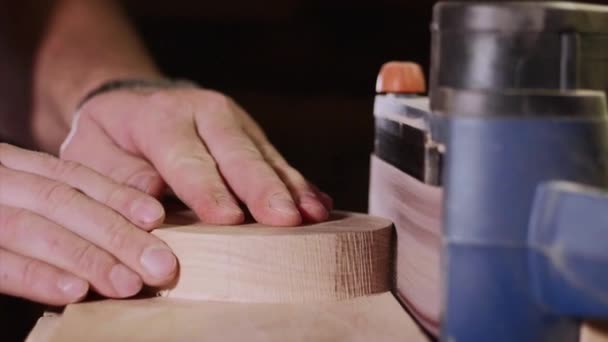 Ambachtelijke werken met slijpmachine op houtwerkplaats, handen close-up. — Stockvideo