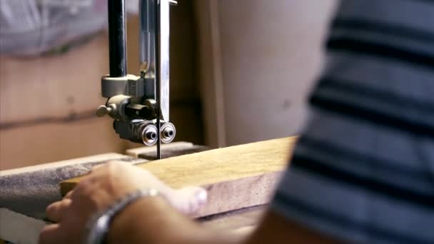 Nahaufnahme Hände eines männlichen Tischlers, der an einer Fräsmaschine mit Holzdetails arbeitet — Stockvideo