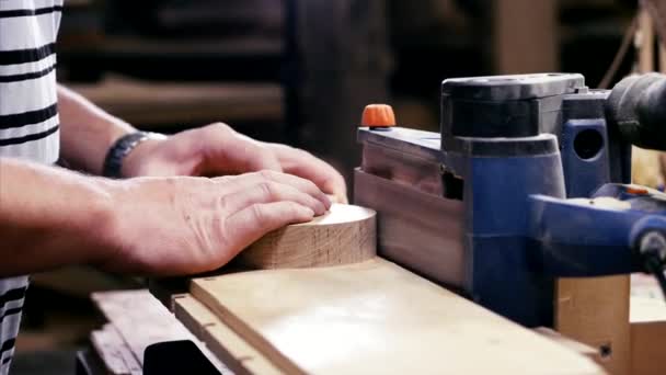 Hantverkare arbetar med slipmaskin på trä verkstad, händer närbild. — Stockvideo