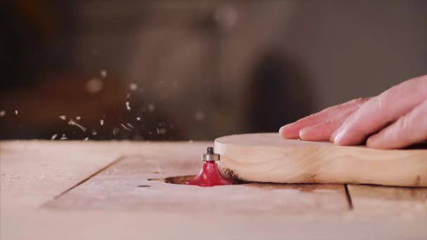 목수는 절단용 칼을 사용하는 여러 가지 재료로 만든 접시의 가장자리에 앉아 구경을 하는 사람이다 — 비디오