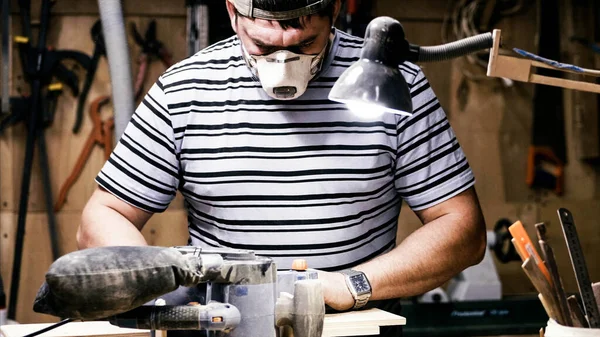 Craftsman working with grinding machine at wood workshop. — Stock Photo, Image