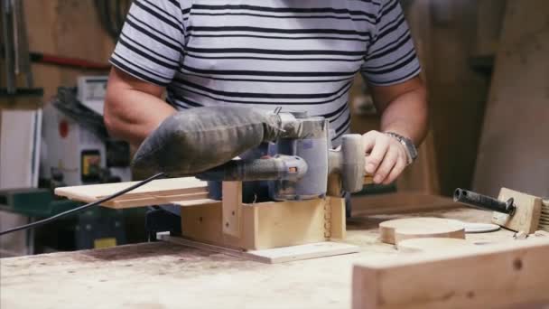 Ambachtelijke werken met slijpmachine op houtwerkplaats. — Stockvideo