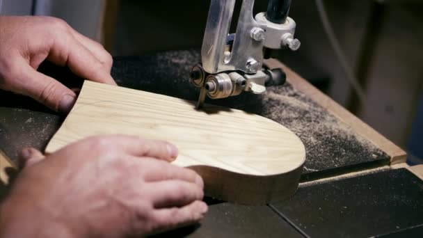 Κοντινά χέρια του αρσενικού ξυλουργού που εργάζονται σε μηχανή άλεσης με λεπτομέρεια από ξύλο — Αρχείο Βίντεο