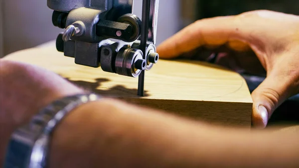 Closeup hands of male carpenter working on milling machine with wood detail — Stock Photo, Image