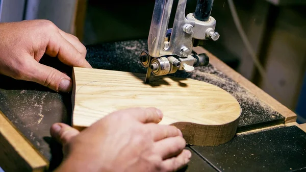 Erkek marangozun elleri ahşap detaylarıyla değirmen makinesinde çalışıyor. — Stok fotoğraf