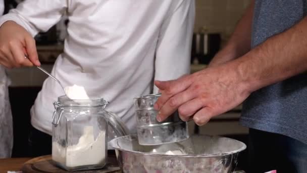 Дети помогают родителям готовить тесто на домашней кухне — стоковое видео