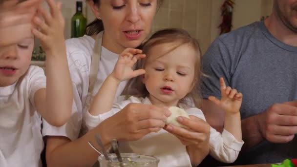 Kinderen met ouders is het bereiden van dumplings in de huishoudelijke keuken — Stockvideo