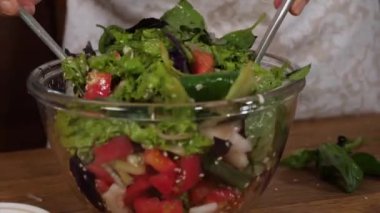 Sınıfta taze salata karıştıran bir kadın, yakın plan..