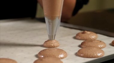 Şef badem kurabiyesi hazırlıyor..