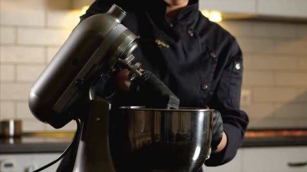 Le cuisinier fait crème beige dans le mélangeur professionnel pour faire le dessert — Video