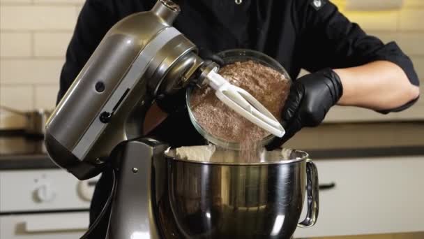 Chef é esvaziado o açúcar em misturador elétrico para fazer creme, close-up — Vídeo de Stock