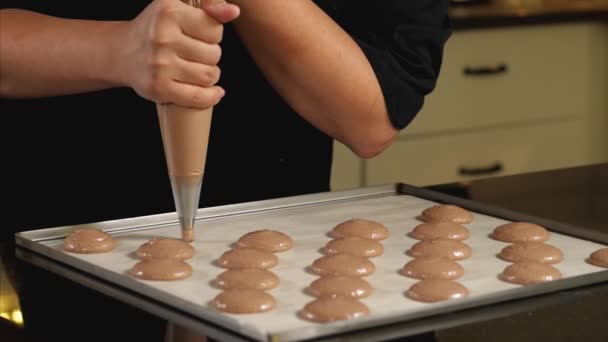 Chef haciendo base para la preparación de postre macaron. — Vídeos de Stock