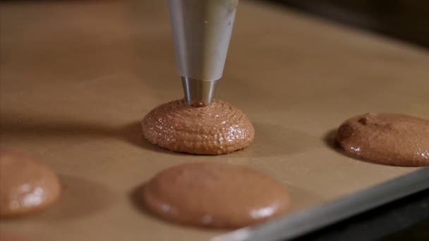 Chef-kok maakt basis voor bereiding macaron dessert. — Stockvideo