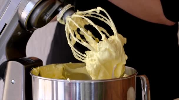 Aşçı, tatlı yapmak için profesyonel karıştırıcıda sarı krema yapıyor. — Stok video