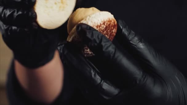 Chef monterar karamell makaroner, närbild. — Stockvideo