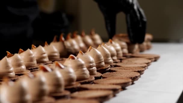 Šéf sestavuje karamelové makarony, detailní záběr. — Stock video