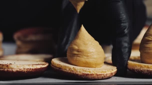 Chef is making caramel macarons, close-up. — Stock Video