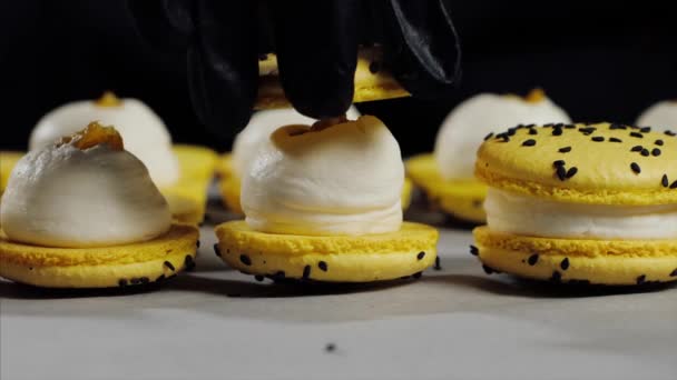 Ο σεφ συναρμολογεί κίτρινα μακαρόνια, κοντινό πλάνο.. — Αρχείο Βίντεο