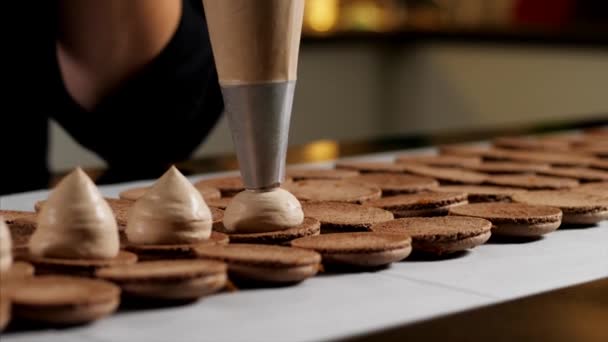 Chef macht Karamell-Macarons aus nächster Nähe. — Stockvideo