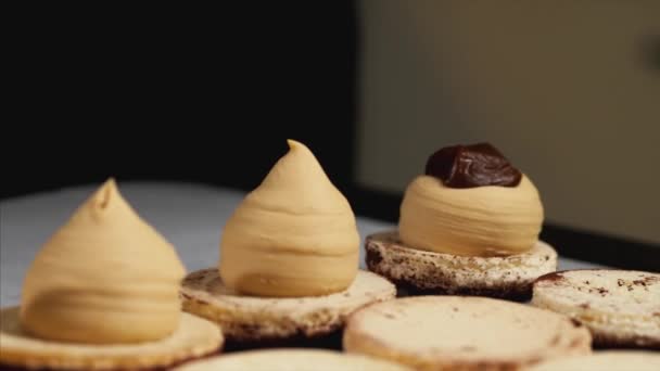Chef está fazendo macarons de caramelo, close-up. — Vídeo de Stock