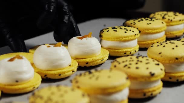 Chef está montando macarons amarelos, close-up. — Vídeo de Stock