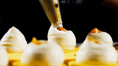 Şef renkli badem kurabiyelerinden yapıyor, yakın plan..