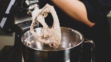 Aşçı tatlı olarak kremayı karıştırıyor, yakın plan.