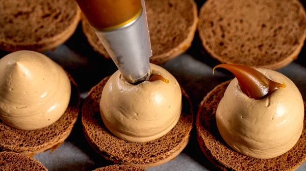 Lo chef sta facendo i maccheroni al caramello, primo piano. — Foto Stock