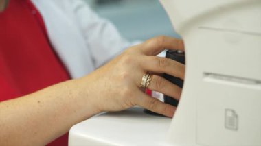 Optisyen doktor kırılma makinesiyle çalışıyor..