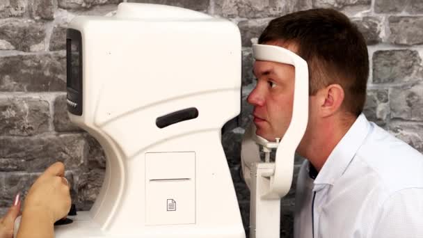 Portret człowieka podczas badania na refraktometrze. — Wideo stockowe
