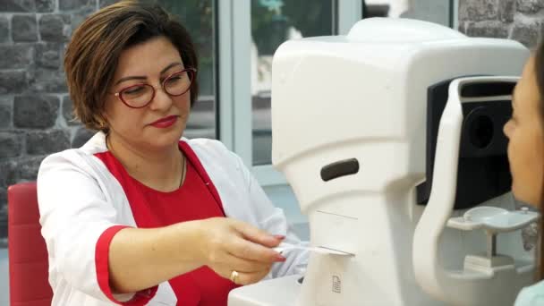 Lekarz okulista pracujący z refraktometrem. — Wideo stockowe