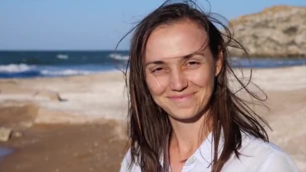 Retrato de una joven feliz en la playa. — Vídeo de stock