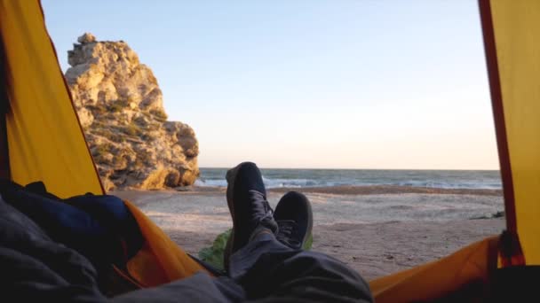 Vista de barraca de acampamento no mar e bela praia de areia — Vídeo de Stock