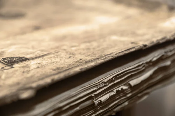 Oude boeken zijn op de plank — Stockfoto