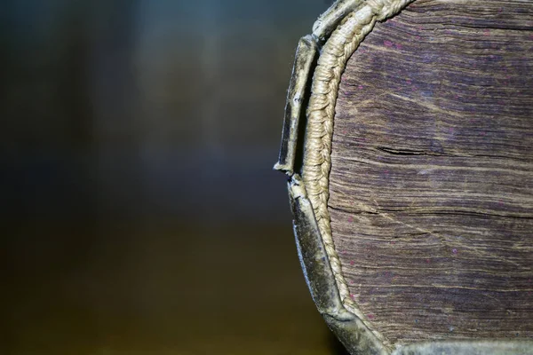 Oude boeken zijn op de plank — Stockfoto