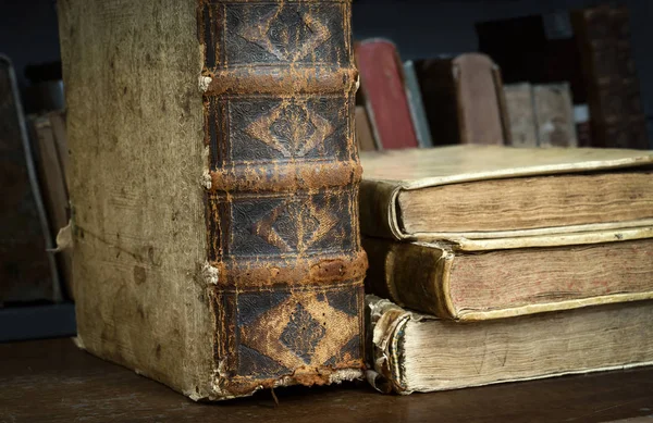 Τα αρχαία βιβλία είναι στο ράφι. — Φωτογραφία Αρχείου