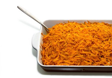 Dilimlenmiş havuç beyaz bir t mutfakta bir fırın tepsisine yalan