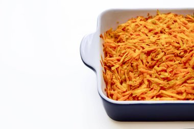 Dilimlenmiş havuç beyaz bir t mutfakta bir fırın tepsisine yalan