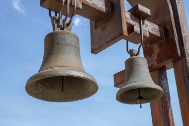 İki kilise çanı ağırlığında. Yatay atış.