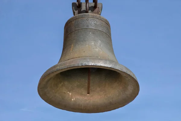 Kilise çanı ağırlığında. Yatay atış.