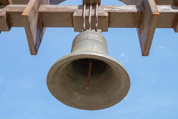 Kilise çanı mavi bir gökyüzüne karşı dır. Yatay atış.