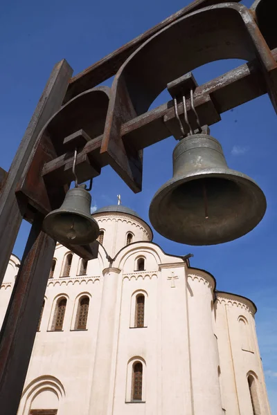 İki kilise çanı ağırlığında. Yatay atış.