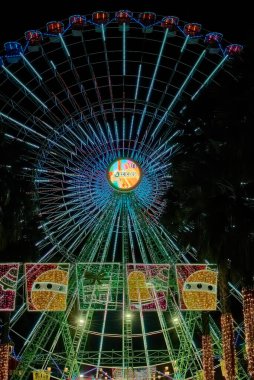 Vigo 'daki aydınlık dönme dolap, şehrin ünlü Noel ışıkları gösteriminin yıldızı konumunda. Bu heybetli yapı canlı renkler ve karmaşık aydınlatma desenleriyle göz kamaştırıyor, neşeli ve büyülü bir deneyim sunuyor.. 