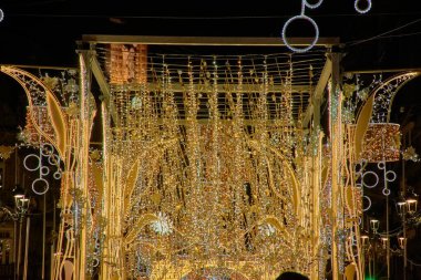 İspanya, Vigo 'daki Noel Sarayı. Karmaşık ışık dekorasyonlarıyla güzelce aydınlatılmış. Yapının altın parıltısı ve sanatsal ayrıntıları şenlikli ve büyülü bir atmosfer yaratıyor.. 